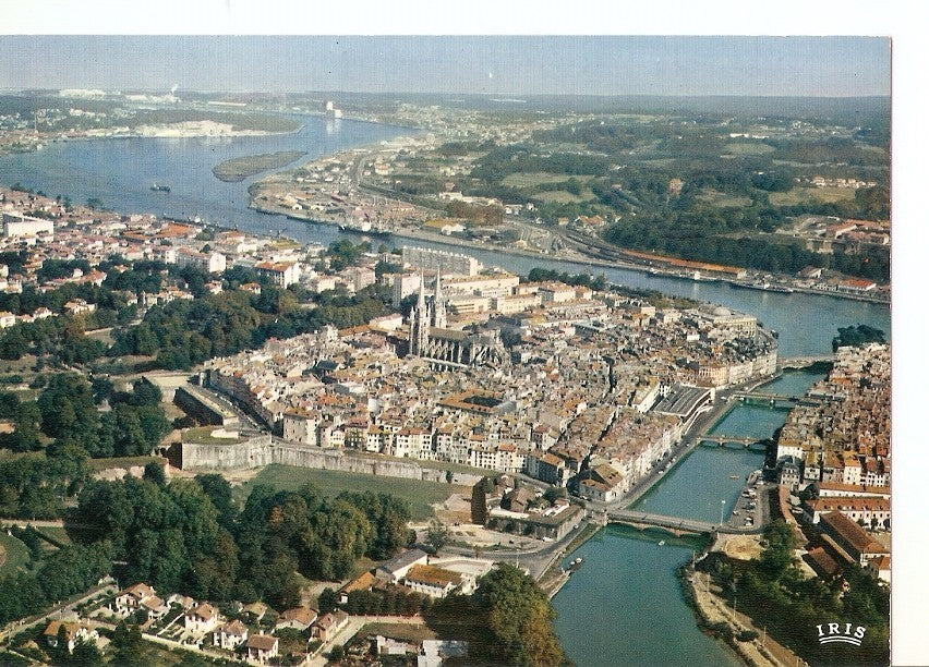 Postal 037070 : Bayonne (B.-Pyr.) vue generale - La Nive et lAdour (Cliche Heurtier - Rennes)