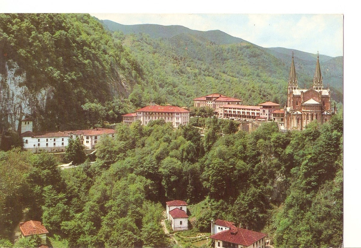 Postal 037679 : Covadonga (Asturias). Panoramica del Santuario