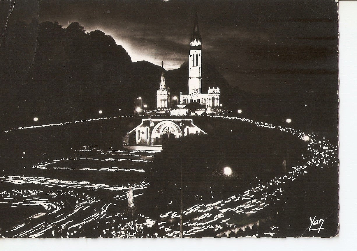 Postal 037689 : Lourdes. La Basilique illuminee pendant la Procession aux Flambeaux