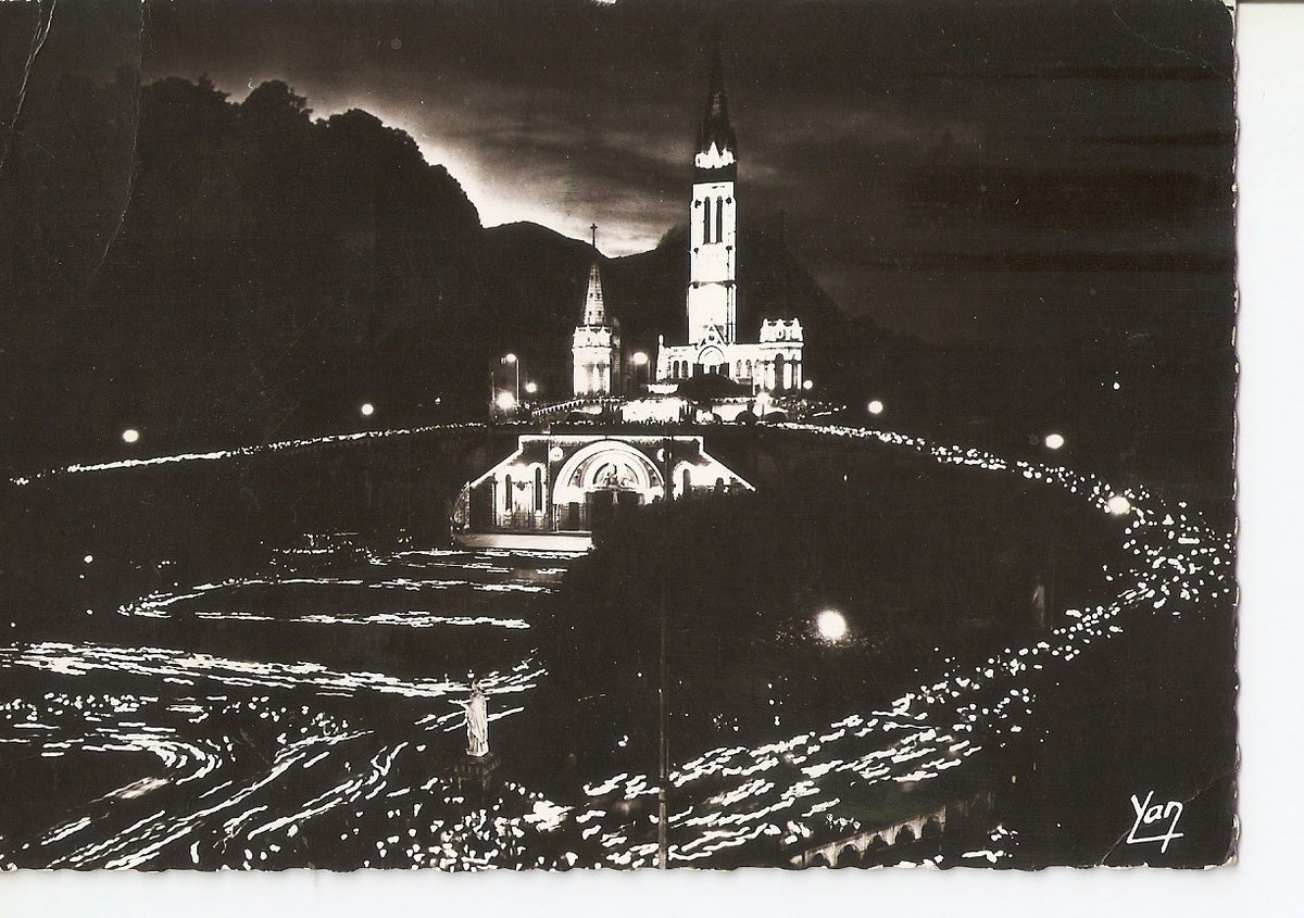 Postal 037689 : Lourdes. La Basilique illuminee pendant la Procession aux Flambeaux