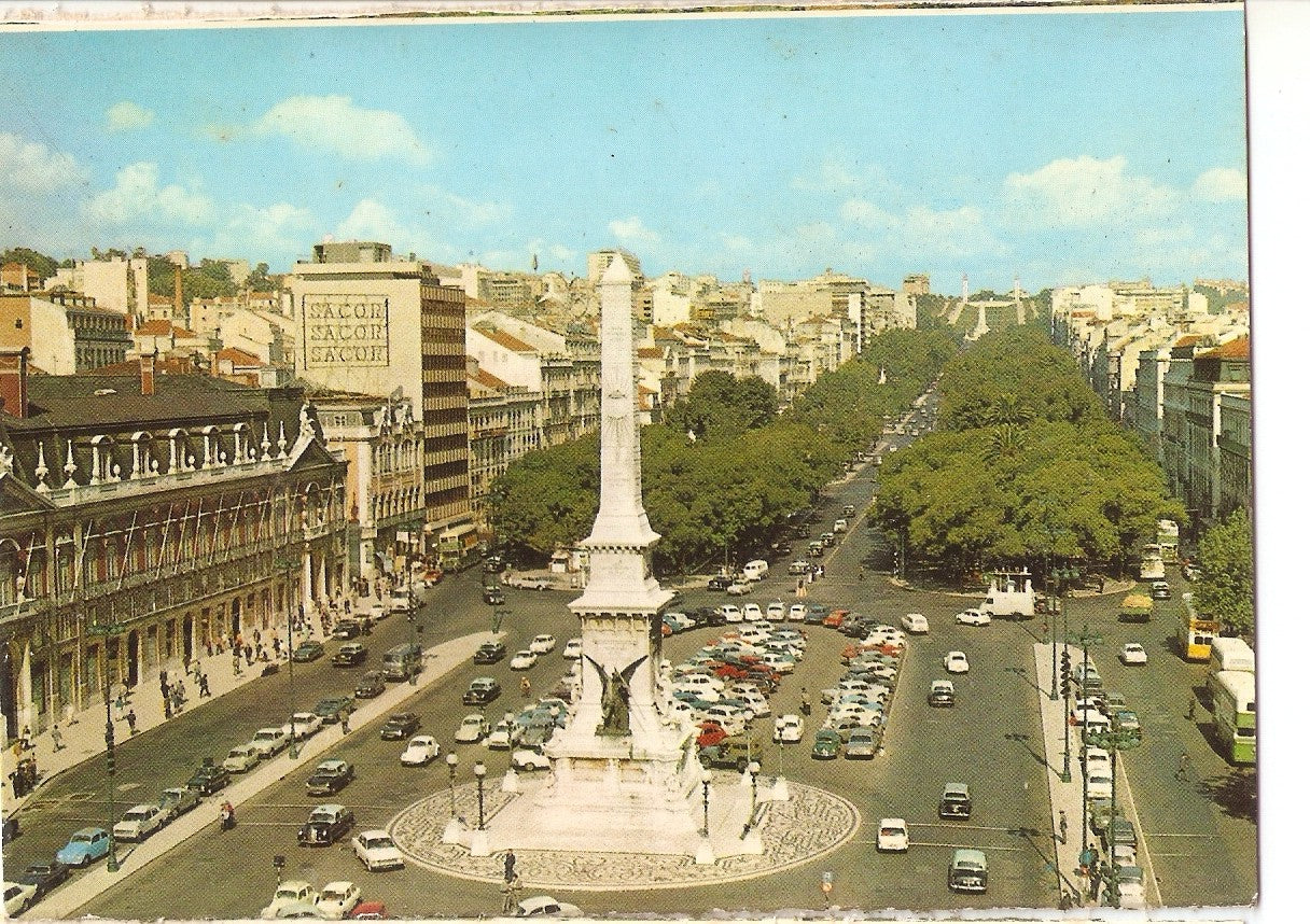 Postal 038353 : Lisboa - Portugal. Place Restauradores et Avenue Liberdade