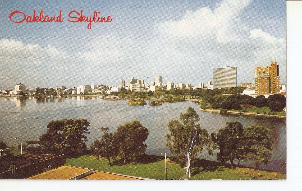 Postal 038396 : Oakland Skyline. Across Lake Merritt