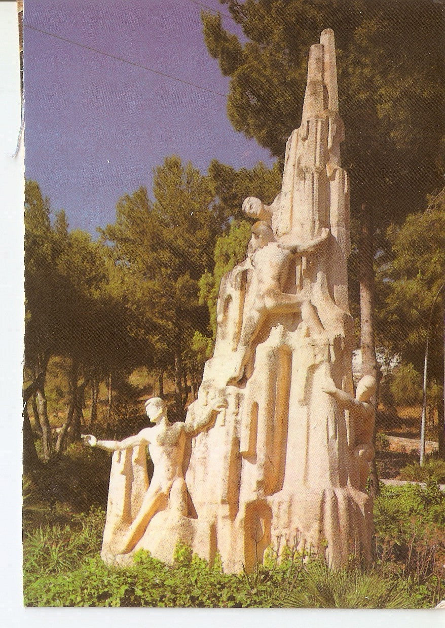 Postal 038534 : Cueva de Nerja (Malaga) España. Monumento a los descubridores de la Cueva
