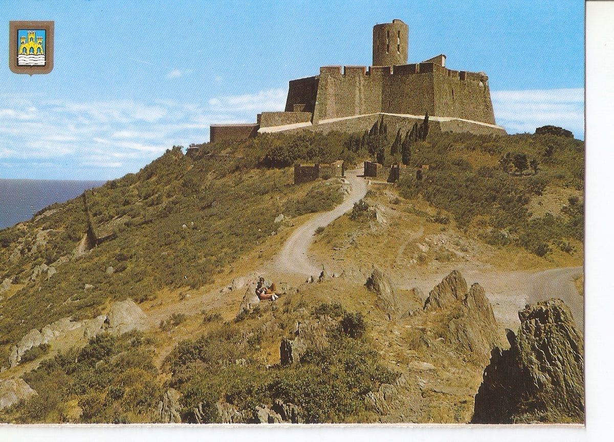 Postal 038624 : Celebre petit port Catalan. Le Fort St. Elme construit au XVIe siecle par Charles Quint