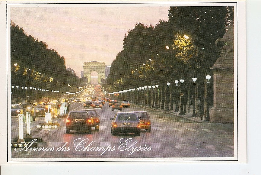 Postal 038881 : Paris au crepuscule. LAvenue des Champs Elysees 