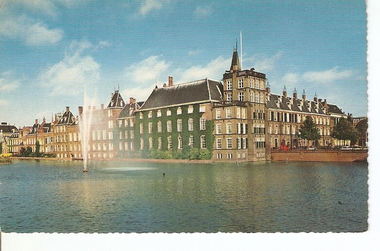 Postal 039410 : Gravenhage. Court Pond with Parliament