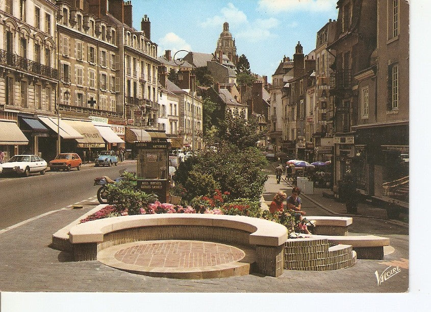 Postal 039451 : Blois (Loir-et-Cher). La rue Denis Papin Au fond la Cathedrale Saint-Louis