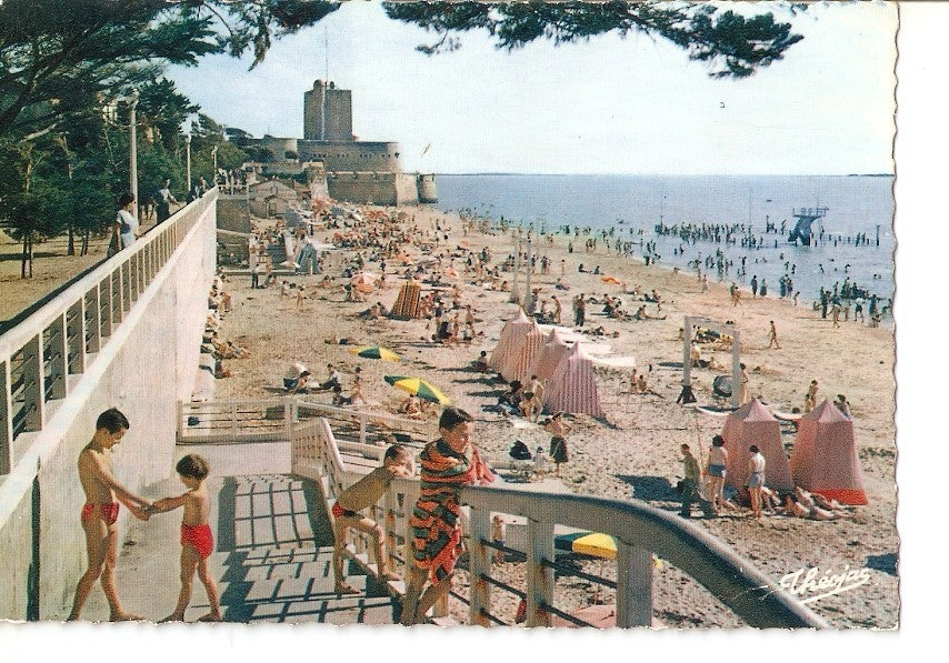 Postal 039460 : Fouras-les-Bains. La Plage au fond la Citadelle