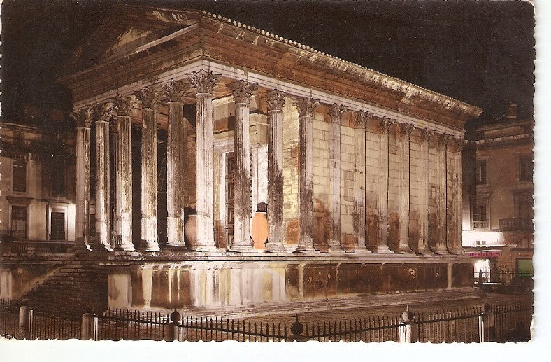 Postal 039549 : Nimes (Gard). La Maison Carree effet de nuit