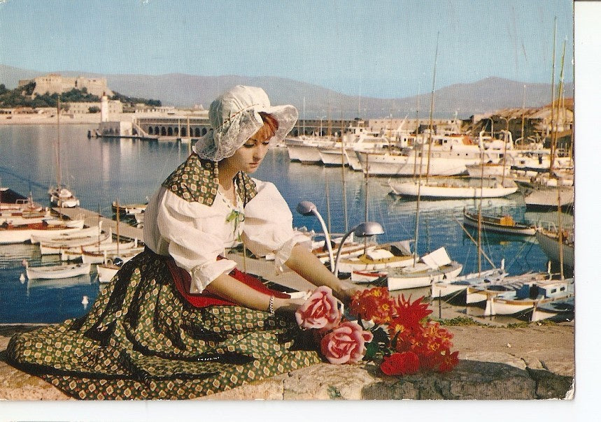 Postal 039568 : Cote dAzur. Antibes - Le Port et Jeune Fille. Au loin le Fort Carre