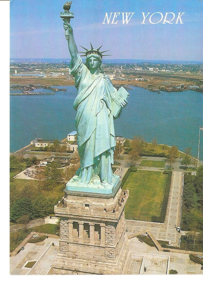 Postal 039672 : The Statue of Liberty Island in New York