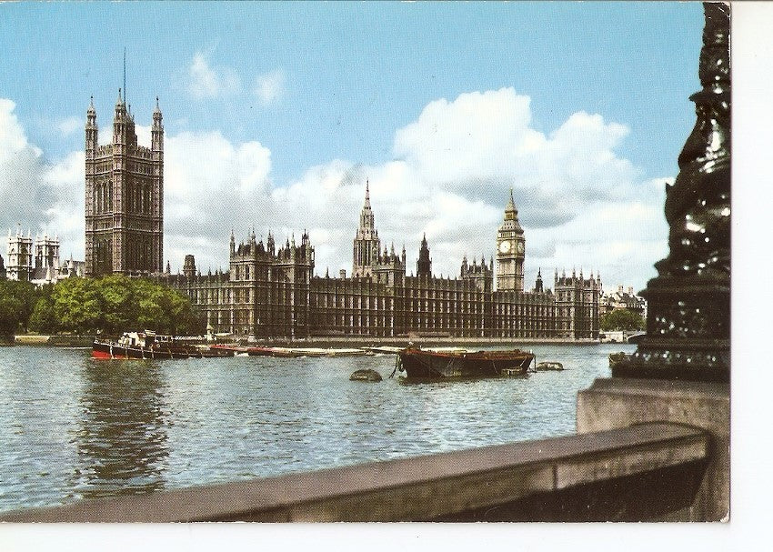 Postal 039833 : The Houses of Parliament the River Thames and Big Ben