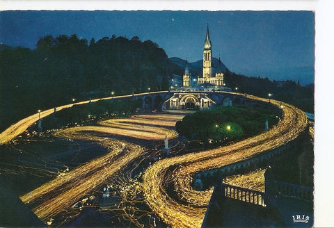 Postal 039891 : Lourdes. La Basilique illuminee et la processon aux flambeaux