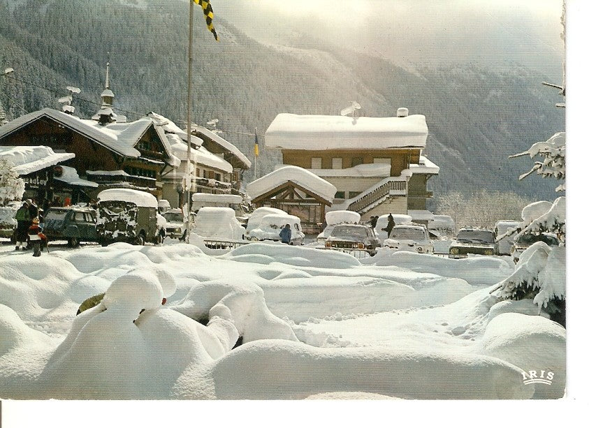 Postal 040113 : Les Contamines Montjoie (Haute-Savoie). La place du village sous la neige fraîche