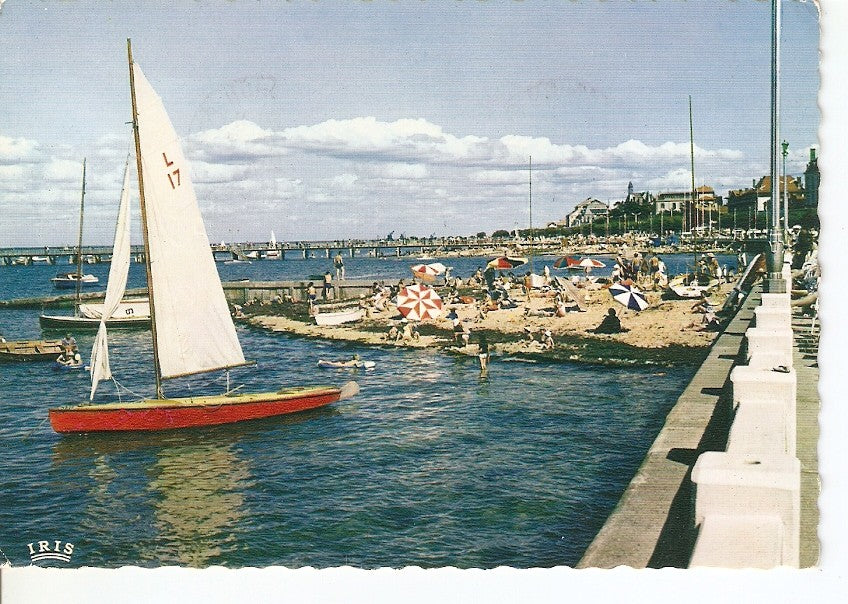 Postal 040178 : Bassin dArcachon. Un coin de la Plage et les Jetees