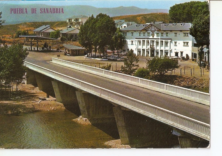 Postal 040362 : Puebla de Sanabria. Puente sobre el Rio Castro. Al fondo Hostal los Perales