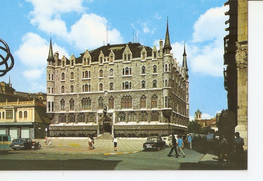 Postal 040477 : Leon. Plaza de san Marcelo Caja de Ahorros (Obra de Gaudi)
