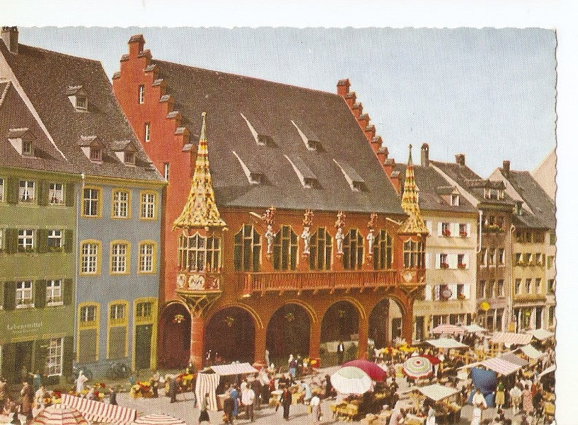 Postal 040561 : Freiburg / Schwarzwald. Markt beim historischen Kaufhaus