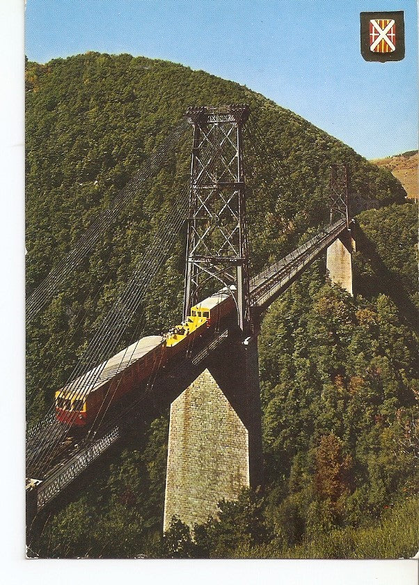 Postal 040992 : Le Pont Suspendu et le petit train allant de Villefranche a Latour de Carol