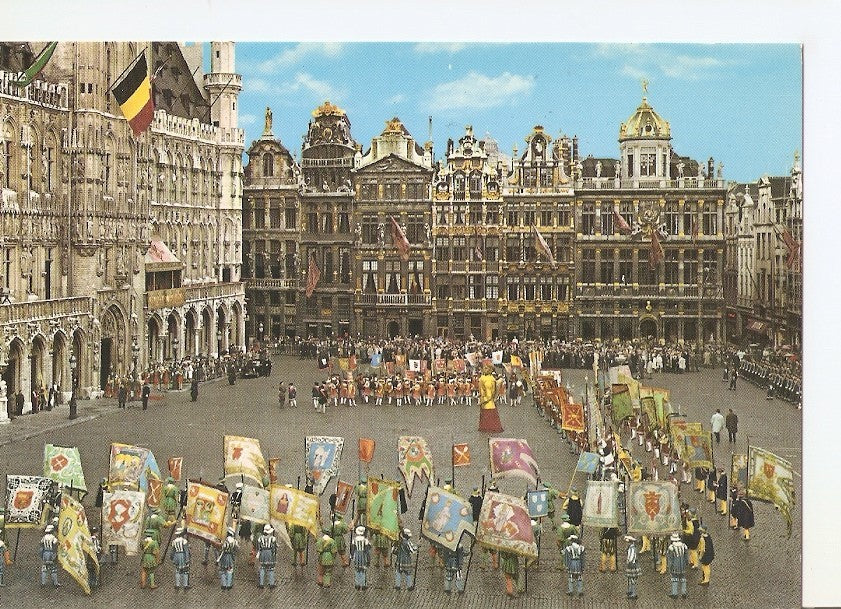Postal 041147 : Bruxelles. Grand Place Groupe de lOmmegang Drapeaux des Corporations