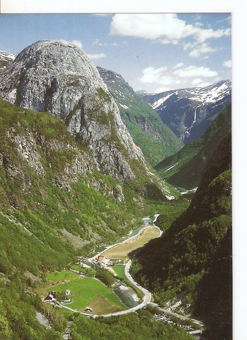 Postal 041203 : Norway: Utsikt fra Stalheim Hotel Torwards Naeroydal and Jordalsnuten peak