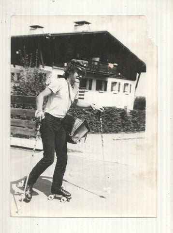 Foto prensa numero 050: Cartero repartiendo correo en patin