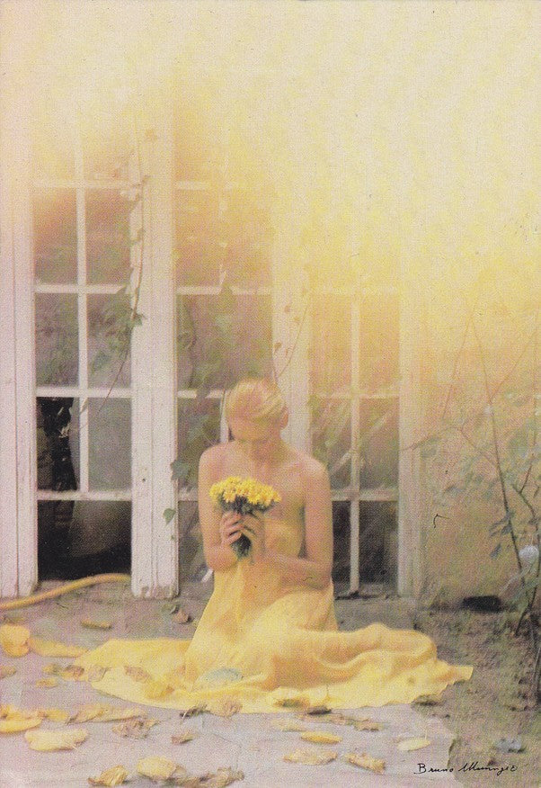 Postal 60479. Chica en el suelo vestida de amarillo