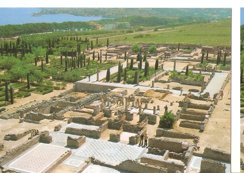 Postal 044562 : Costa Brava. Vista aerea de la zona de mosaicos de la Casa Romana no1 de Ampurias