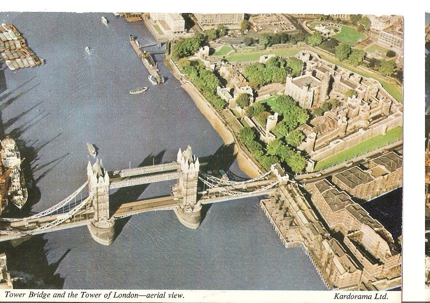 Postal 044628 : Tower Bridge and the Tower of London. Aerial view