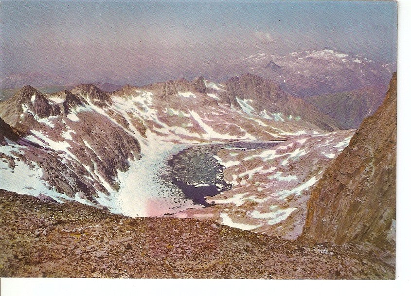 Postal 044823 : Benasque (Pirineo Aragones). Lago de Cregueña desde el collado Maldito al fondo Macizo de Poset
