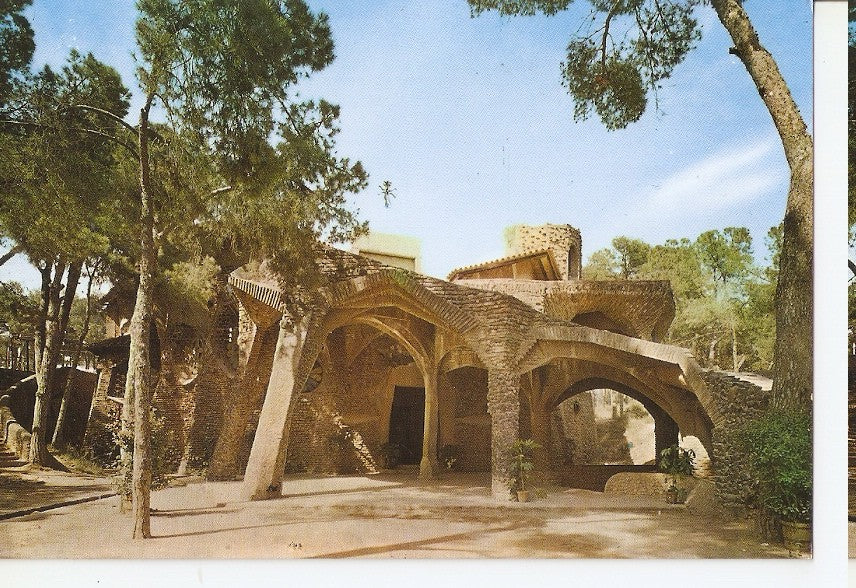 Postal 044855 : Gaudi. Santa Coloma del Cervello. Cripta de la Colonia Guell: escalinata exterior