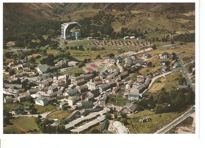 Postal 044892 : Lumiere et couleurs de la Cerdagne… Odeillo Le village et le four solaire
