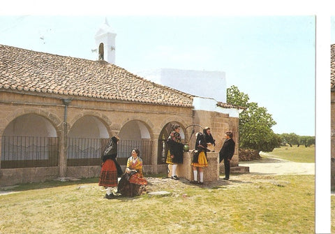 Postal 045121 : Arroyo de la Luz (Caceres). Santuario de la Virgen de la Luz. Jovenes con el traje tipico Arroyano