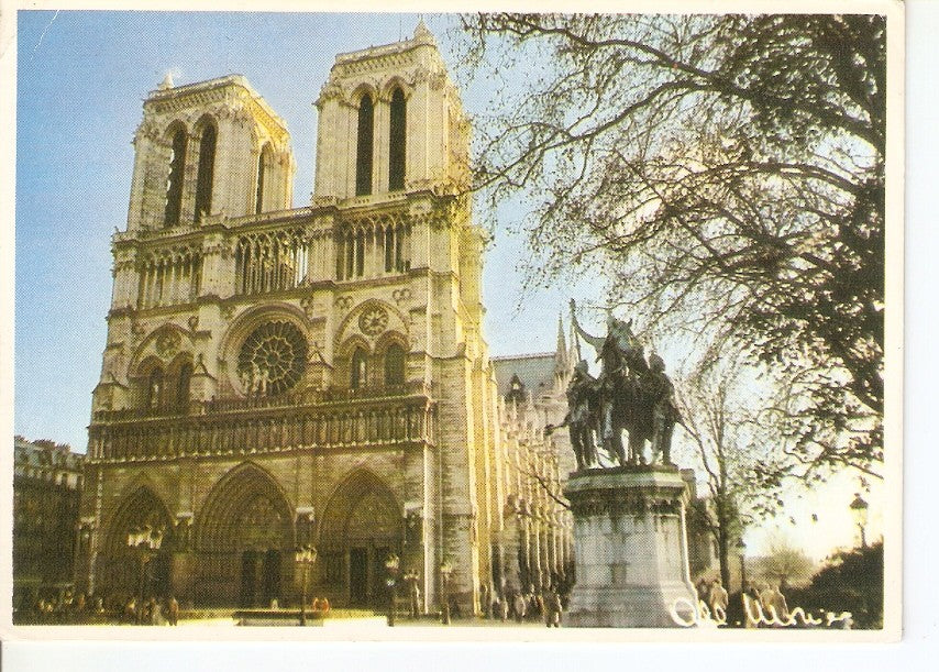 Postal 045239 : Paris. La cathedrale Notre-Dame et la Statue de Charlemagne depuis la place du Parvis