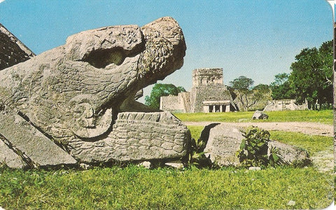 Postal 045298 : Cabeza de la Serpiente Emplumada. Al fondo esta el Templo de los Jaguares. Chichen Itza Yuc. Mexico