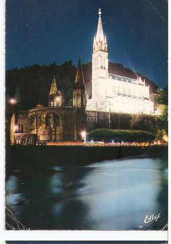 Postal 045301 : Lourdes. La Basilique illuminee et la Procession aux flambeaux