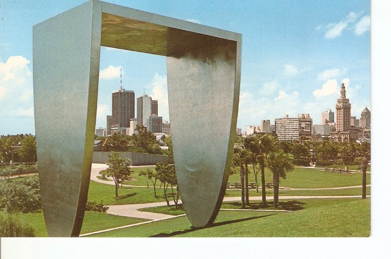 Postal 045302 : Miami-Metro News Bureau. Giant sculpture in Miamis New World Center Bicentennial Park