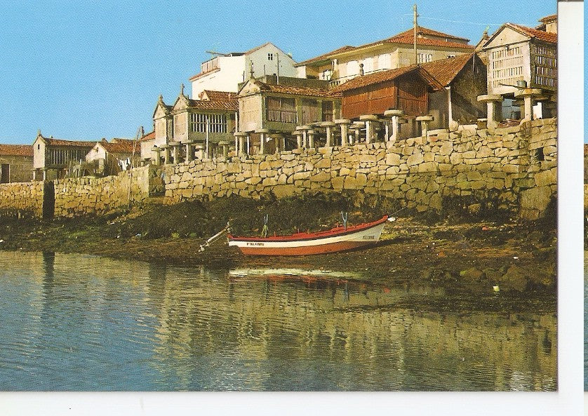 Postal 045383 : Combarro (Pontevedra). Horreos junto al mar