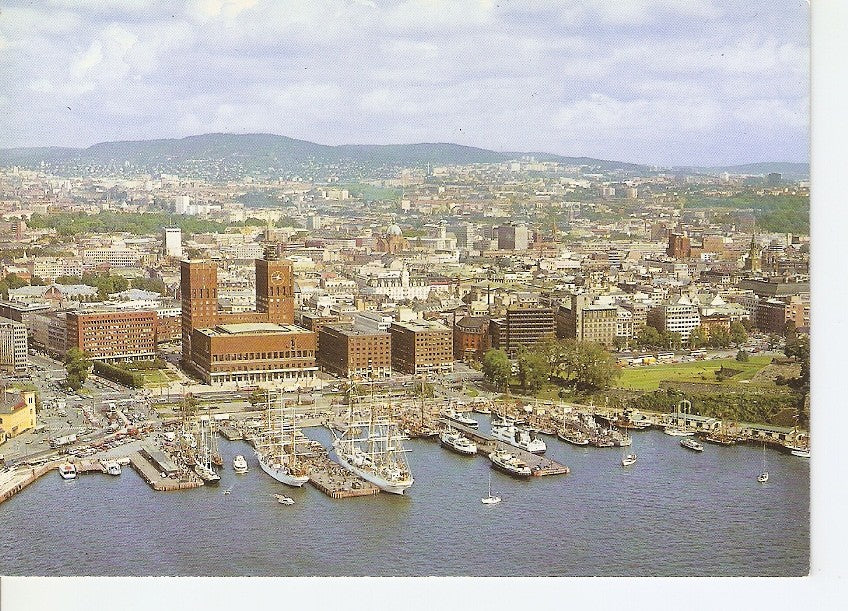 Postal 045906 : Norway. View of the town with Oslo City Hall and the harbour