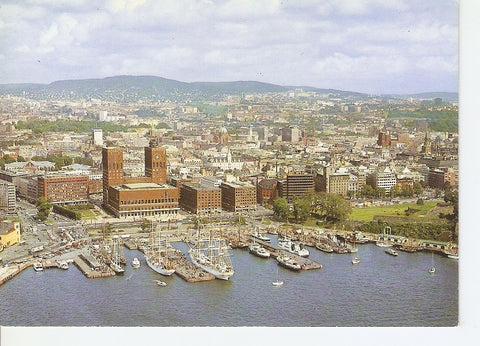 Postal 045906 : Norway. View of the town with Oslo City Hall and the harbour