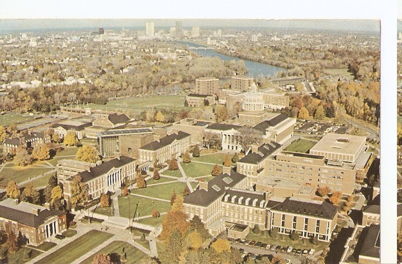 Postal 046188 : Aerial view of the river campus of the university and the city of Rochester (New York)