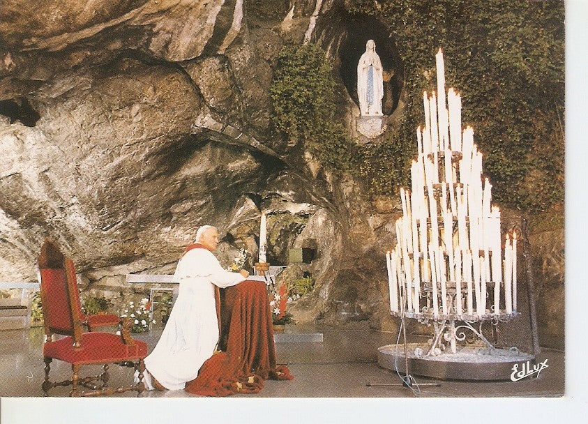 Postal 046369 : Lourdes. Sa Saintete Jean Paul II devant la Grotte miraculeuse
