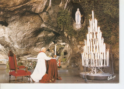 Postal 046369 : Lourdes. Sa Saintete Jean Paul II devant la Grotte miraculeuse