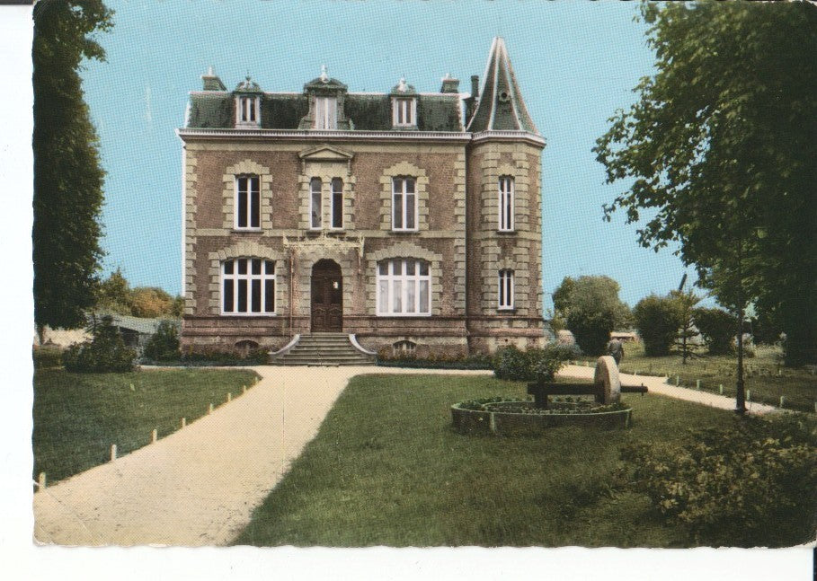 Postal-Postcard 17573: BRIOUZE Orne - LHotel de Ville et le Parc