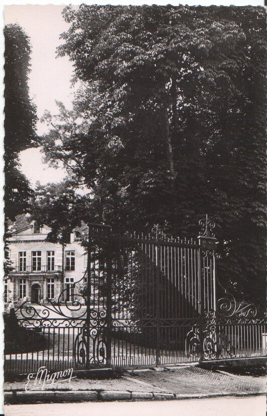 Postal-Postcard 17335: VENDEUVRE - Le chateau La Grille dHonneur