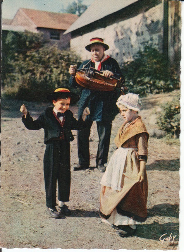Postal-Postcard 17366: LAUVERGNE - Floklore de France Danse folklorique Bourree a deux enfants