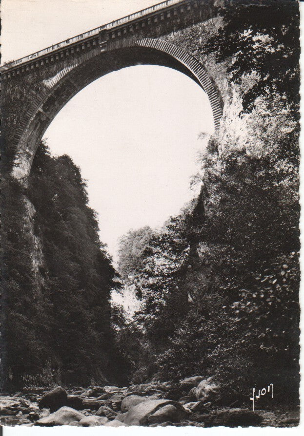 Postal-Postcard 17386: LUZ ST SAUVEUR - Le Pont Napoleon
