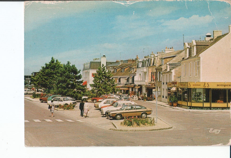 Postal-Postcard 17415: COURSEULLES SUR MER - La Place du 6 Juin 1944