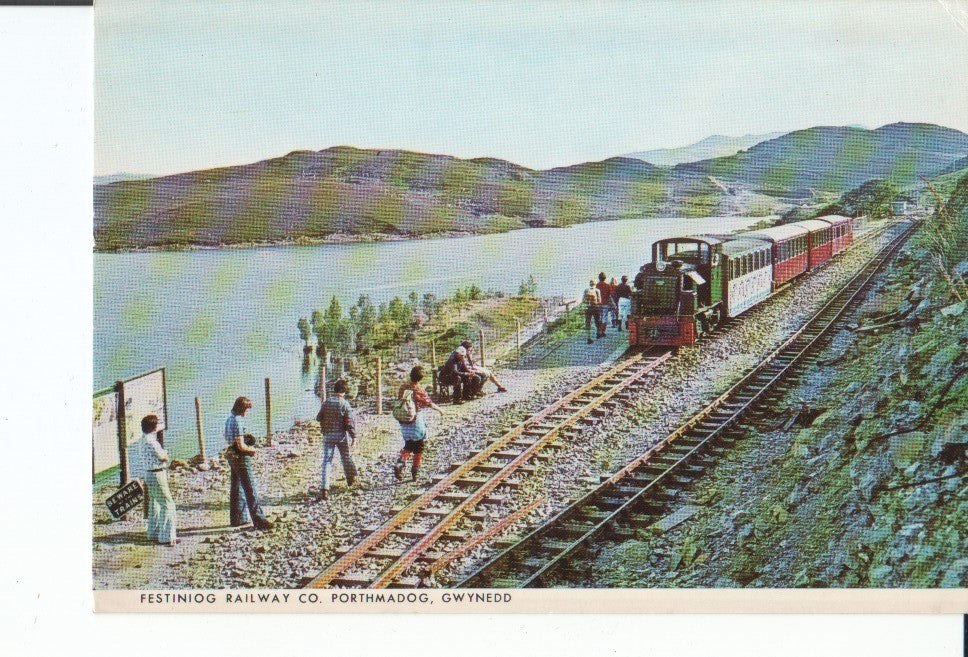 Postal-Postcard 17429: UPNOR CASTLE - Train of Llyn Ystradau from Porthmadog Festiniog Railway Co. Porthmadog Gwynedd