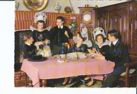 Postal-Postcard 17435: Gouter Breton. Costumes de BANNALEC SCAER QUIMPERLE et des environs